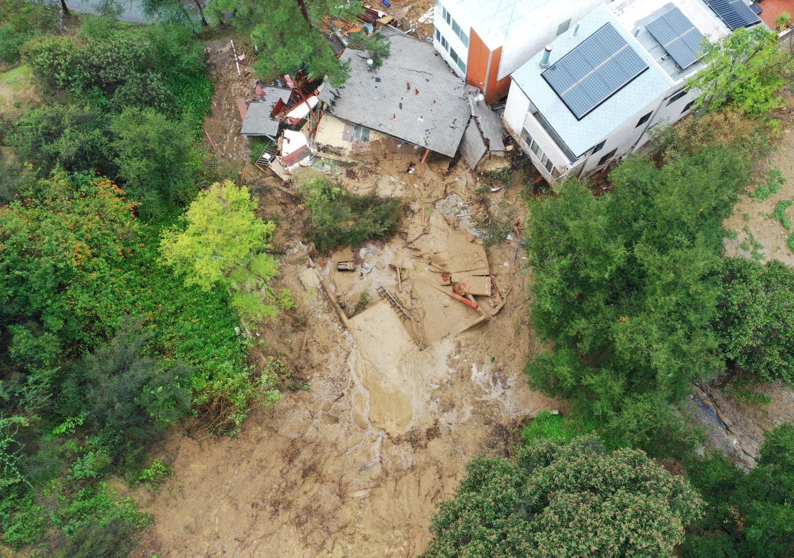 Multiple California Mansions Close to Falling Off Cliff After Landslide ...