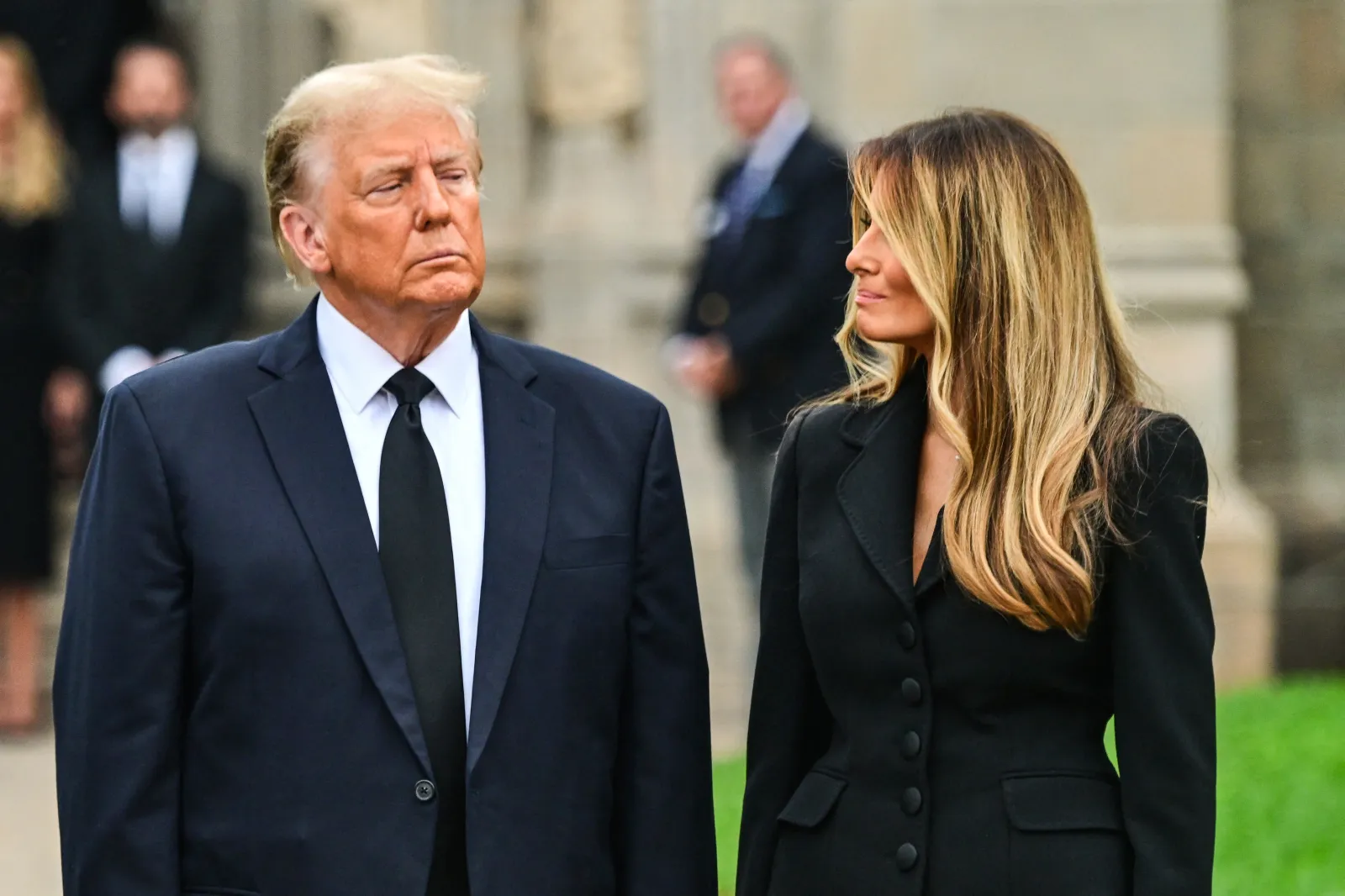 Donald Trump Uses Melania Trump Valentine's Day Note to Raise Money - Newsweek