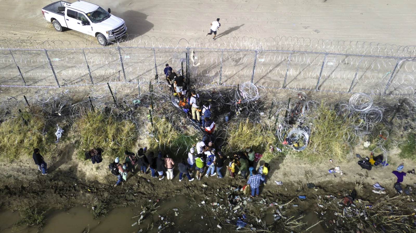 Texas Razor Wire Breached By Migrants - Newsweek