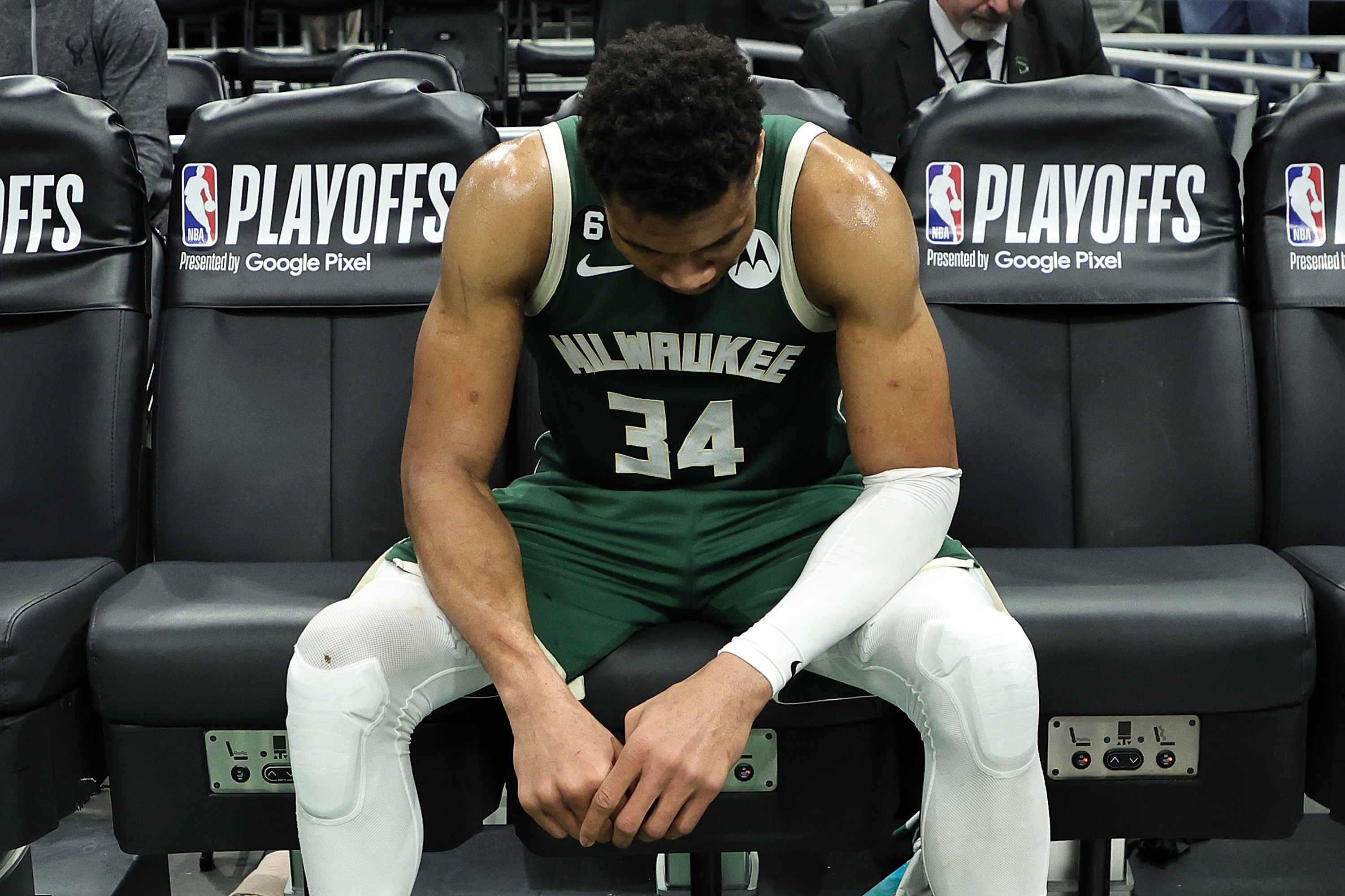 その他 GIANNIS ANTETOKOUNMPO Giannis Antetokounmpo Announces Career News on Thursday - Athlon