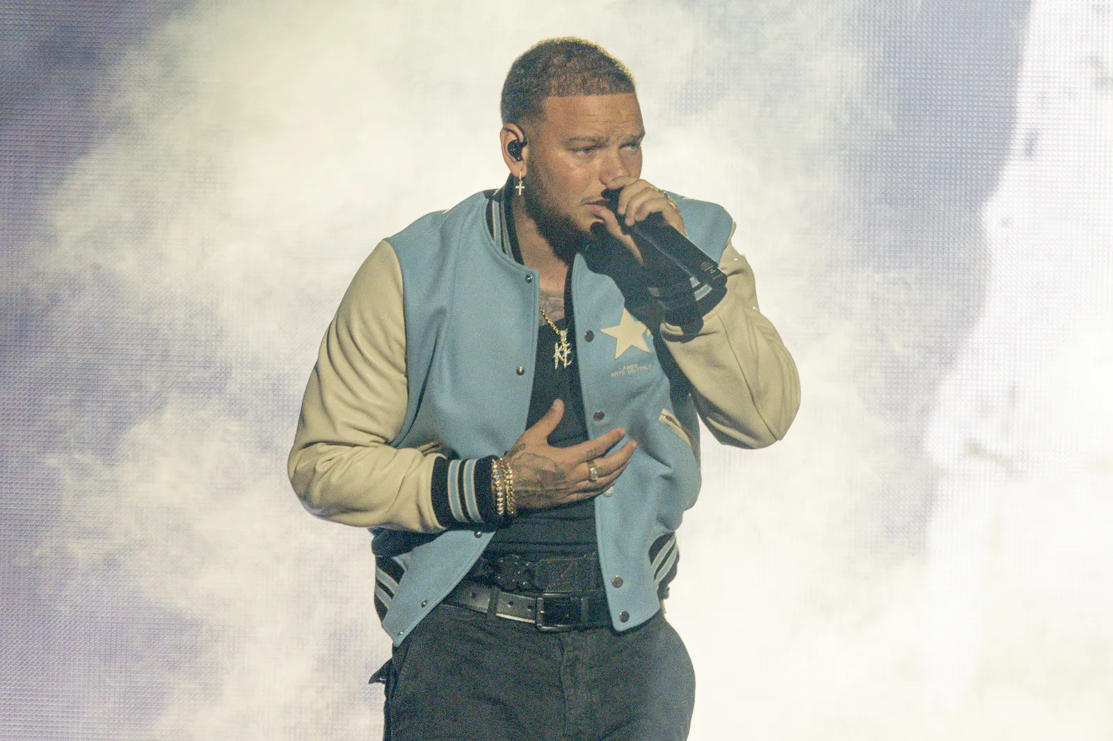 Country Singer Kane Brown Takes Nasty Fall While Performing - Newsweek