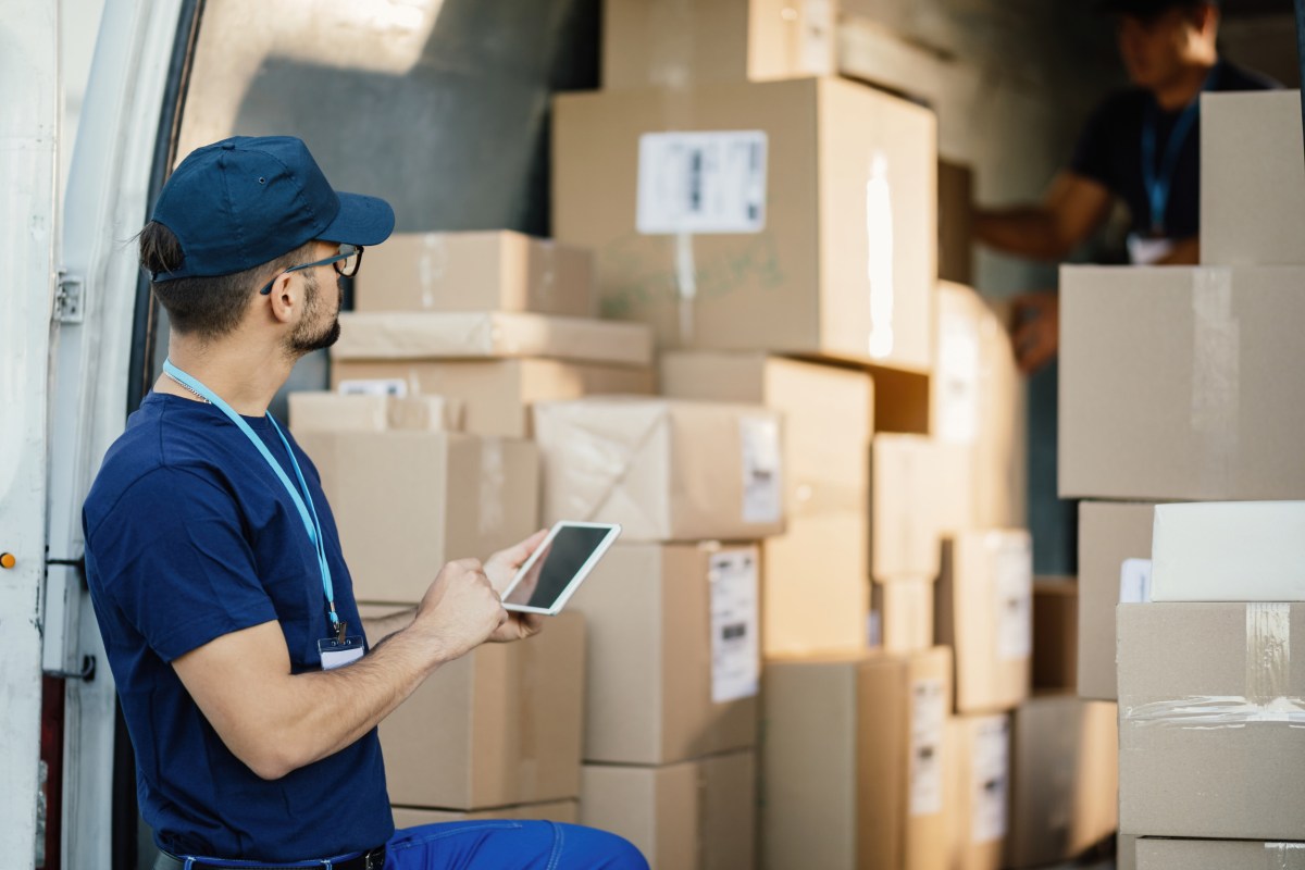 Amazon Driver Follows GPS, Gets Stuck in ‘Extremely Dangerous’ Water