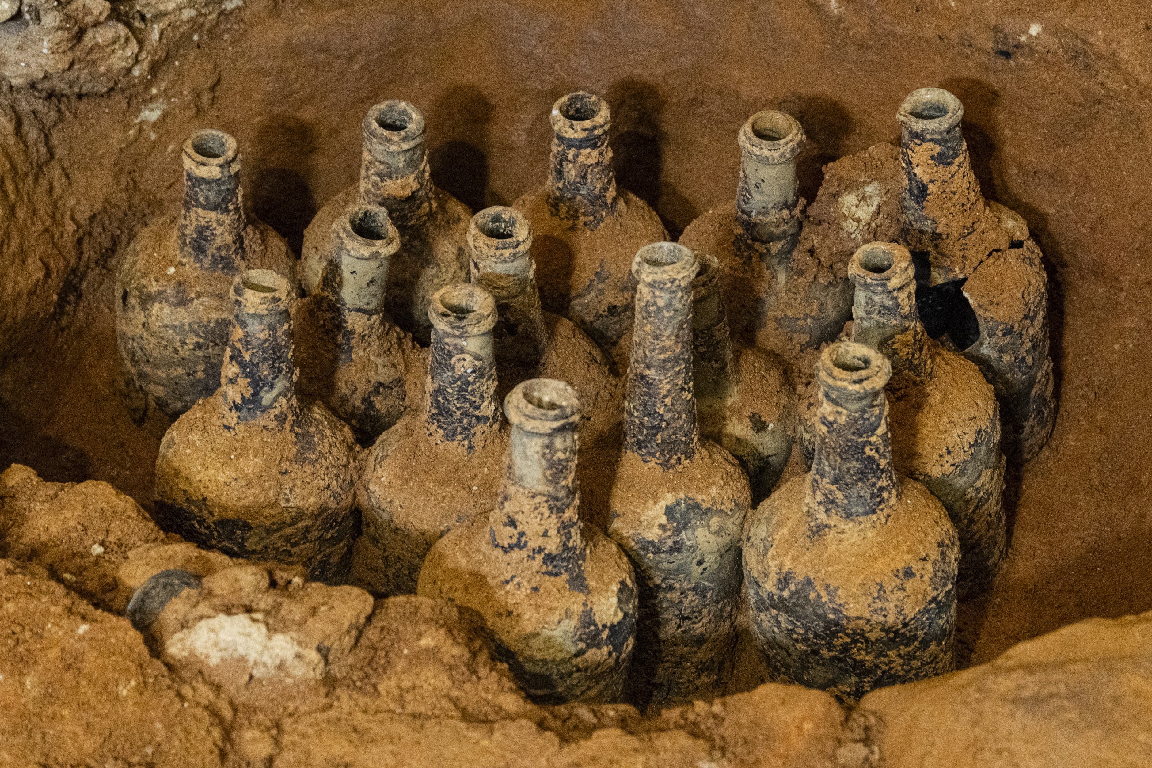 George Washington's Mansion Dig Finds Preserved Bottled Fruits From 1700s - Newsweek