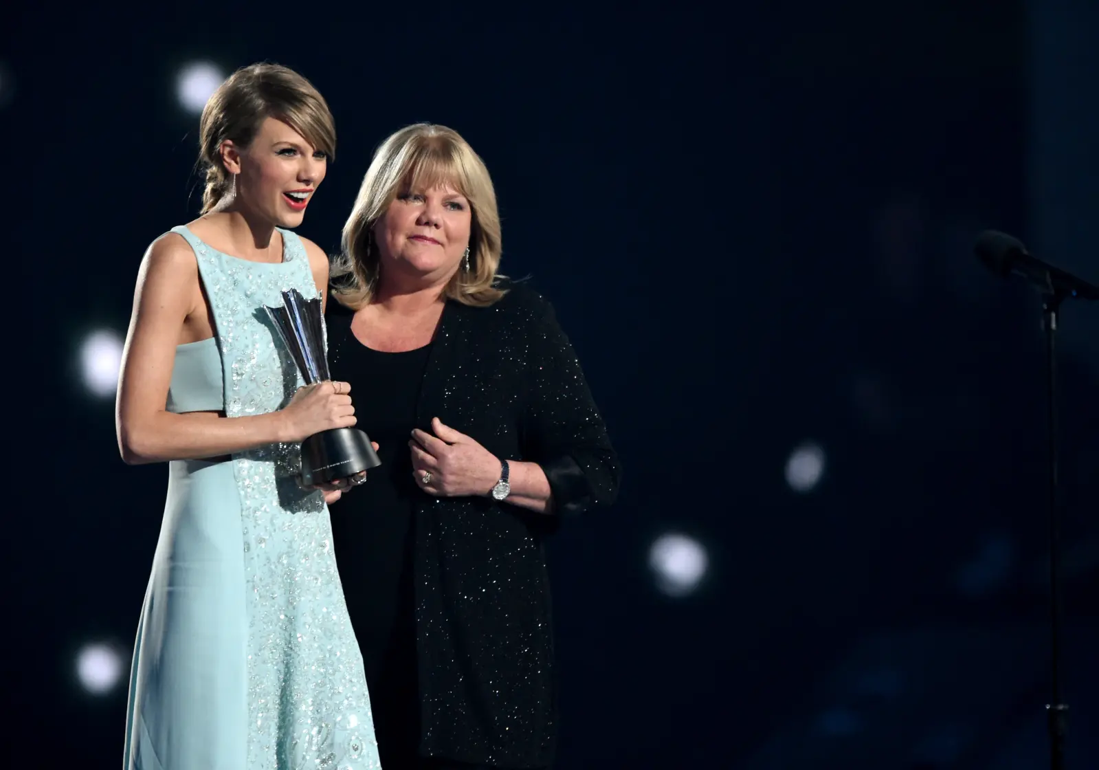 How Old Is Taylor Swift's Mom