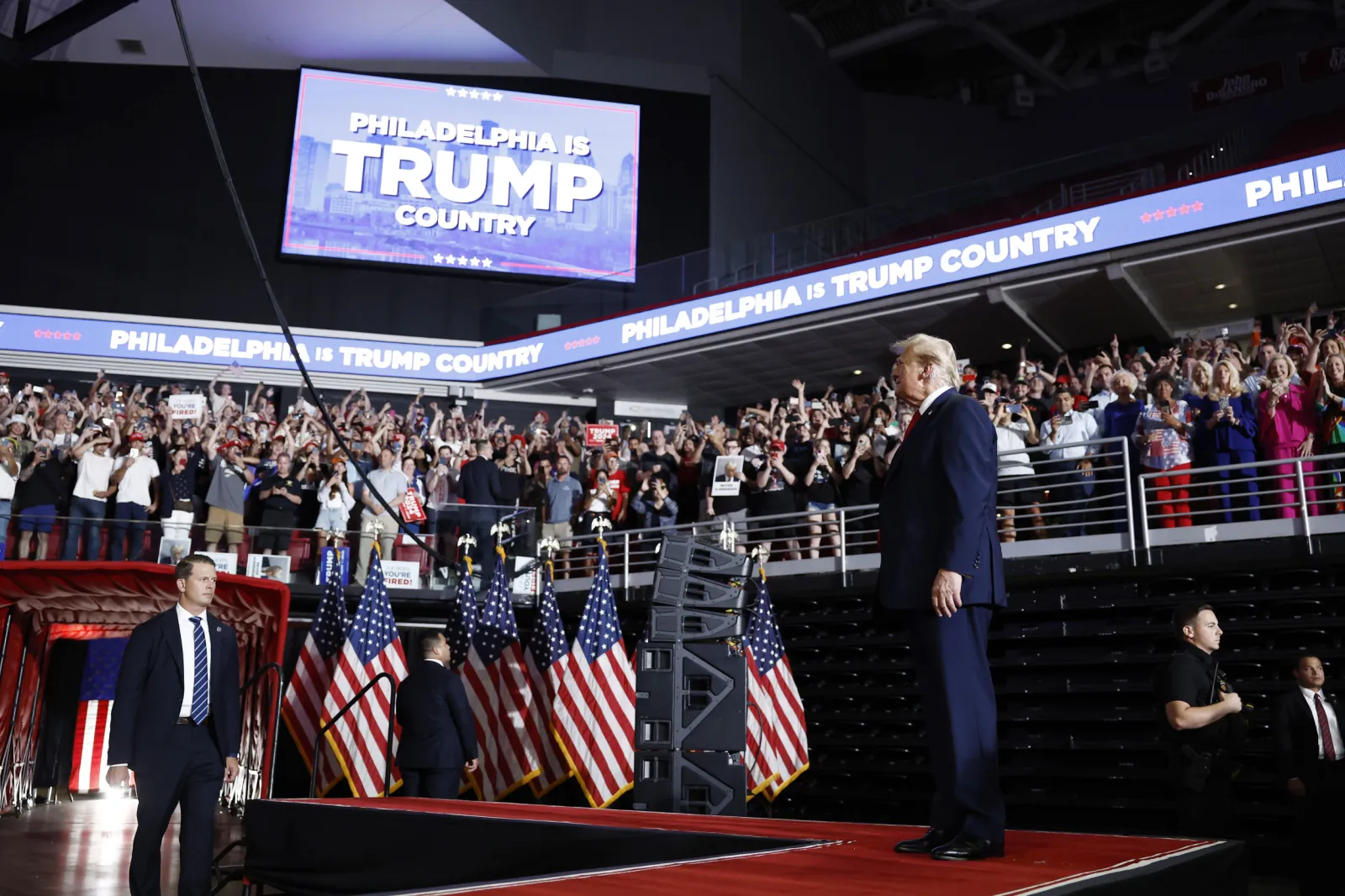 Donald Trump Crowd Size Compared to Kamala Harris in Photos - Newsweek