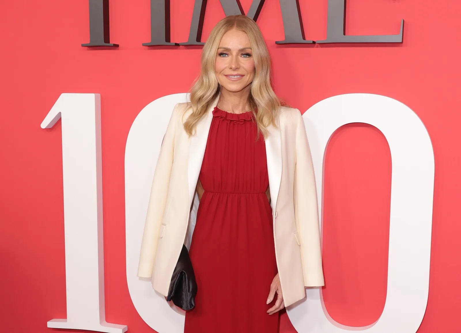 Kelly Ripa Smoke Kelly Ripa Recalls Wild Ordeal Involving Suspicious-Smelling Package ...