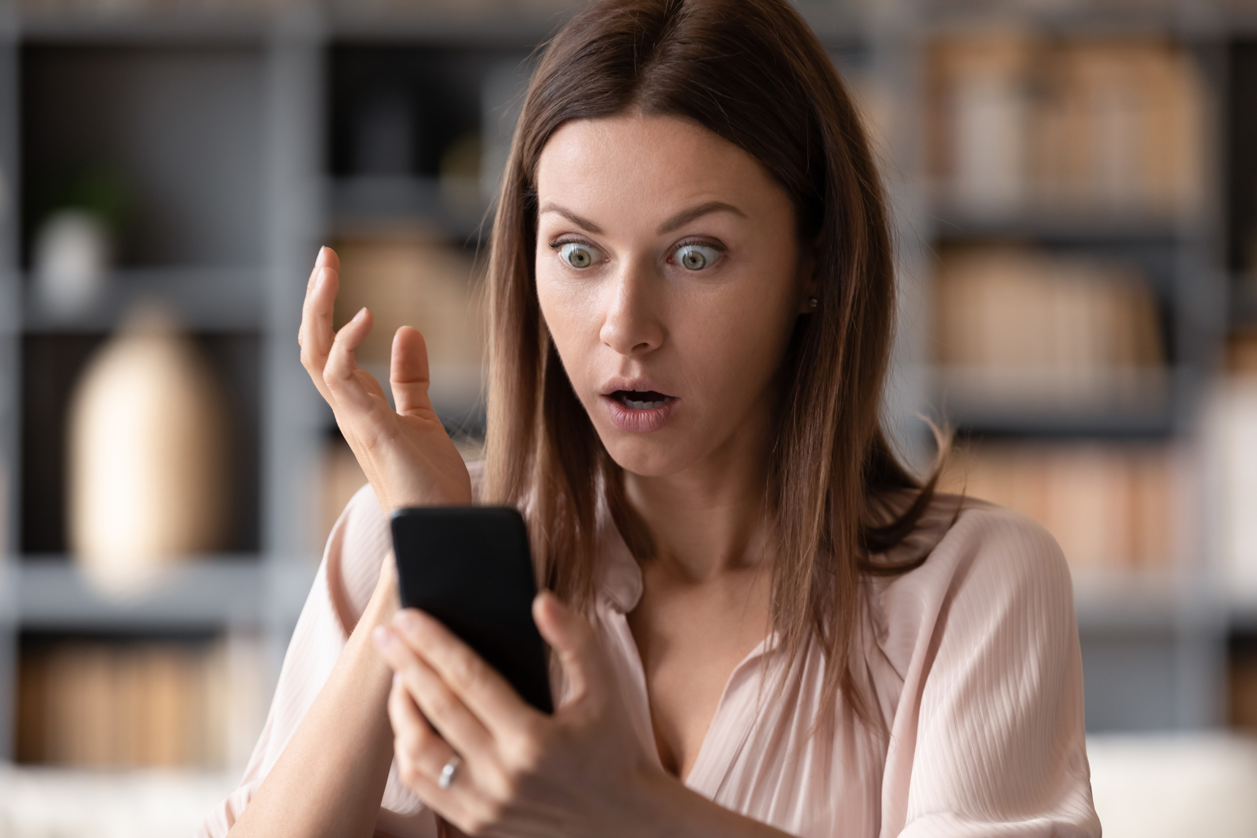 Chocado, mulher, lendo, telefone Banco de Imagem