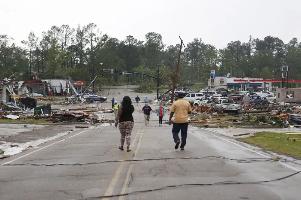 U.S. Storms Kills 21, Tornado Roars Through Mississippi City