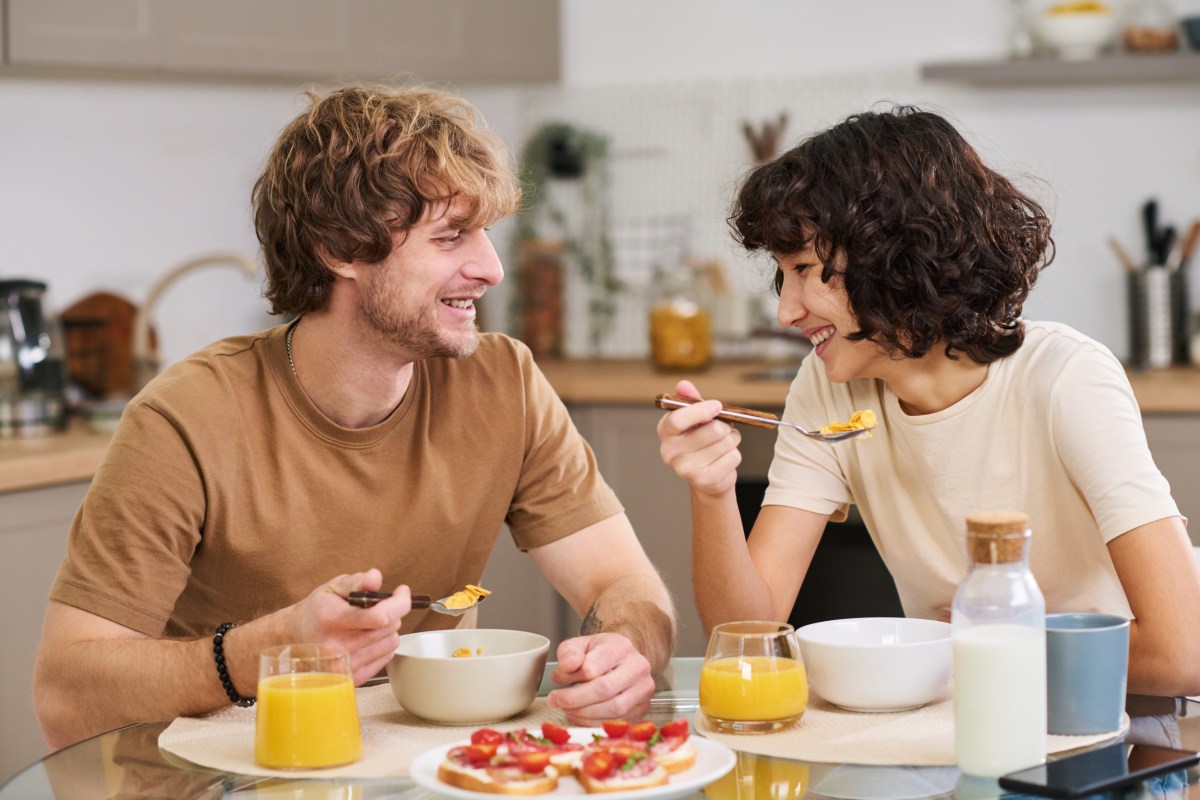 Man Shares His and Hers Dinner—No One Ready for the Difference Man Shares His and Hers Dinner—No One Ready for the Difference