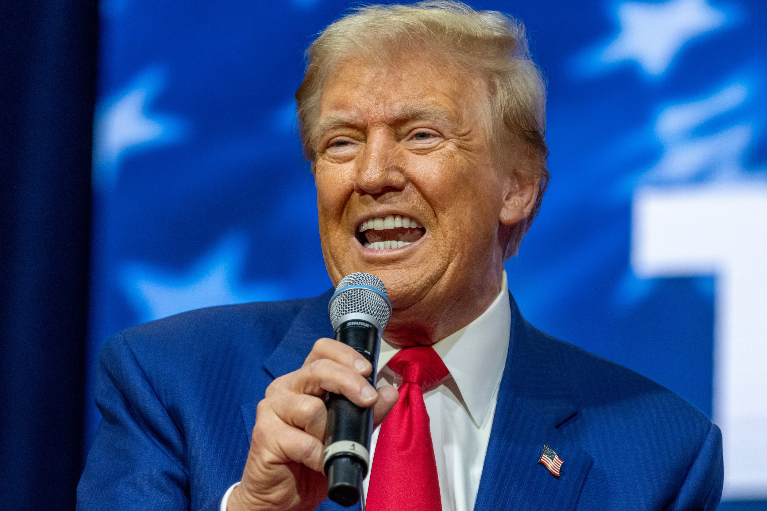 Crowd Leaves Early as Trump Dances to Music on Stage For 39