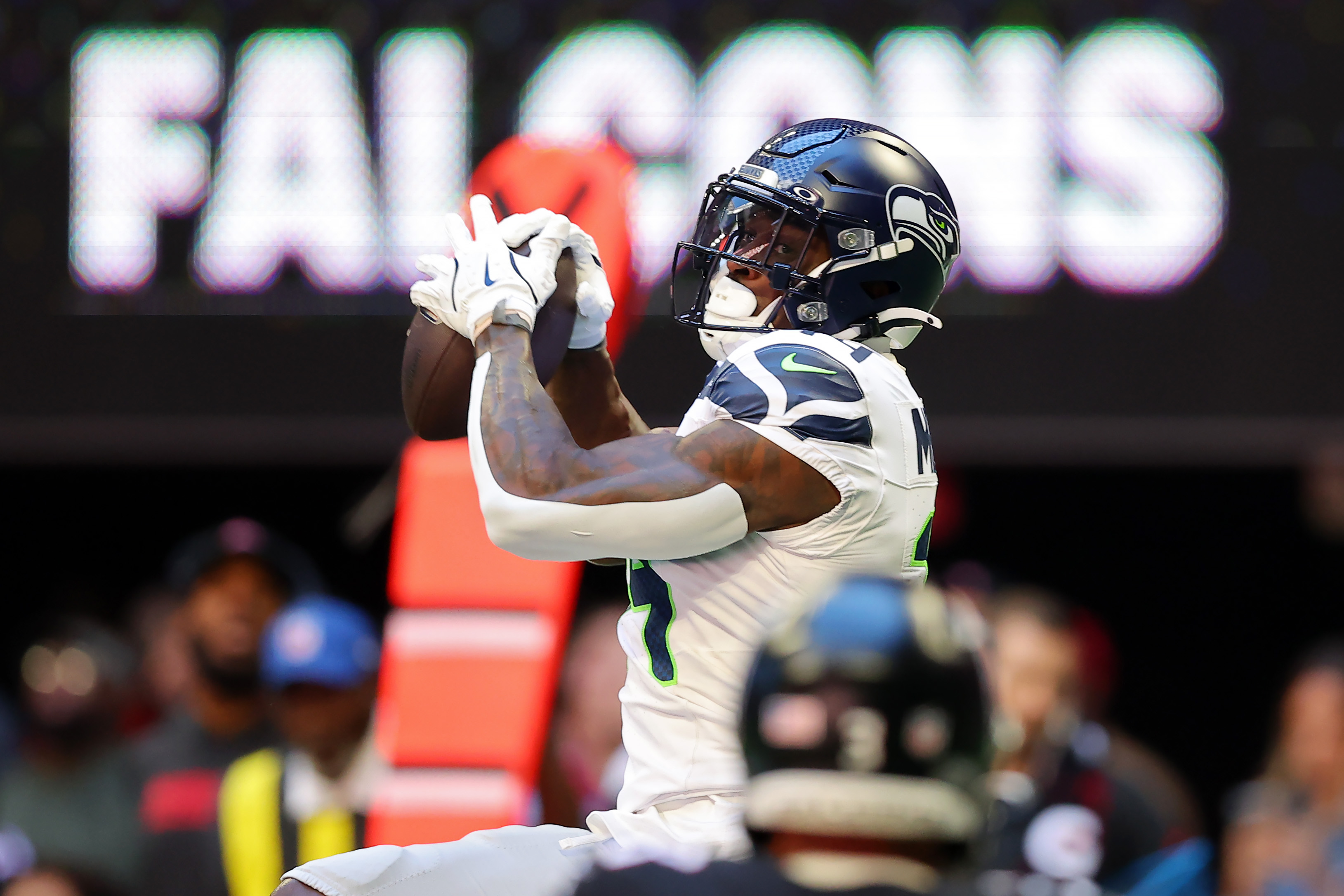 Seahawks' DK Metcalf Carted to Locker Room With Significant Knee