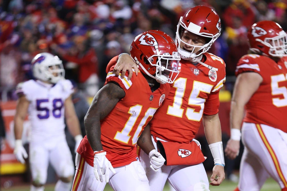 Tyreek Hill Suffers Serious Leg Injury in Dolphins Jets Game