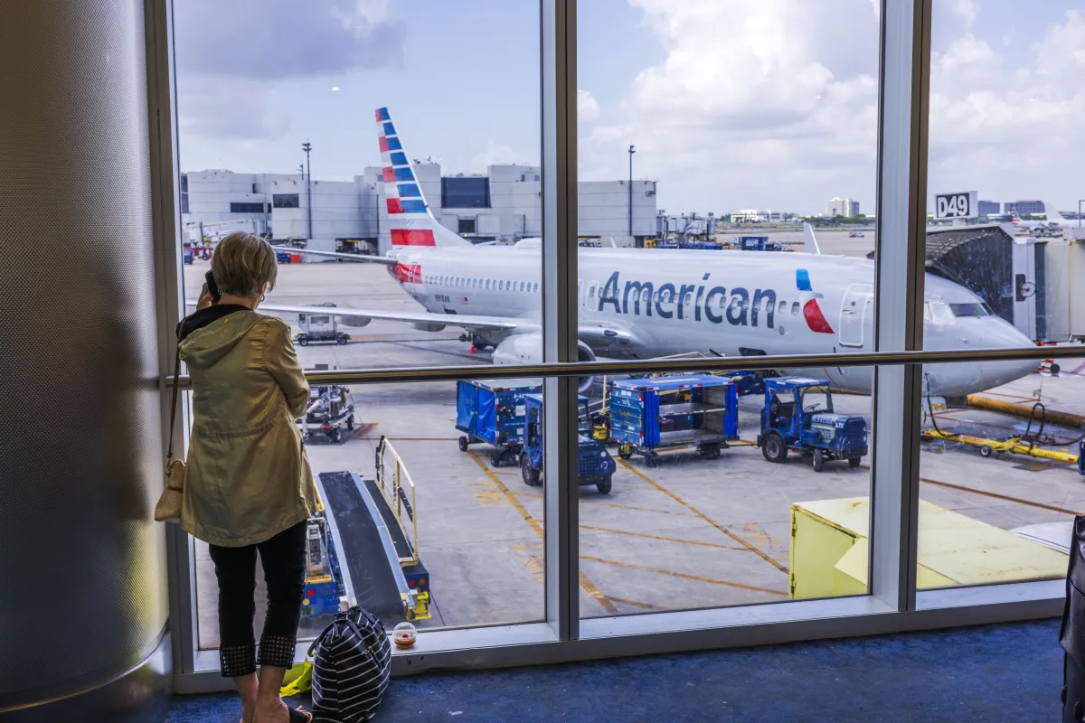 American Airlines Taking On ‘Gate Lice’ Who Crowd Boarding Gate - Newsweek