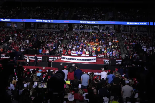 Donald Trump Supporters Leave His Final Rally Early, Video Seems to ...