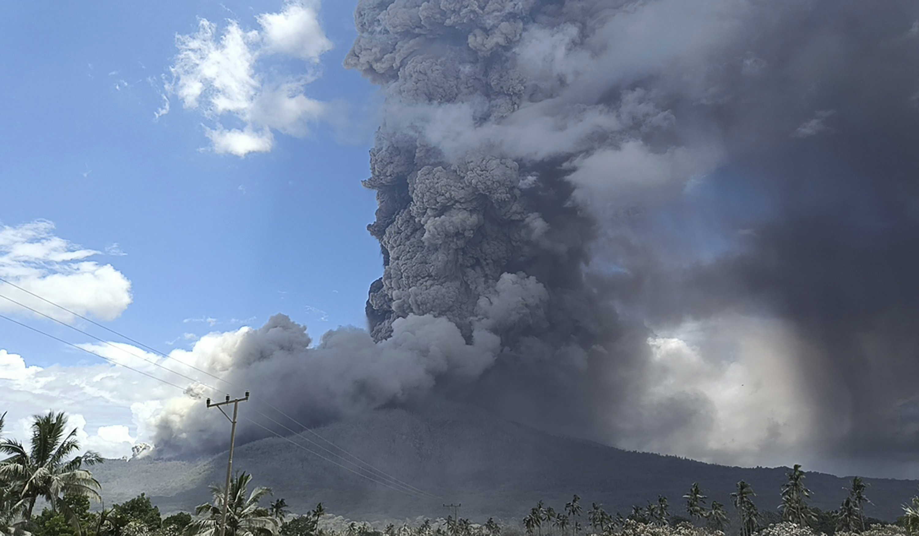2516445-indonesia-volcano.jpg?