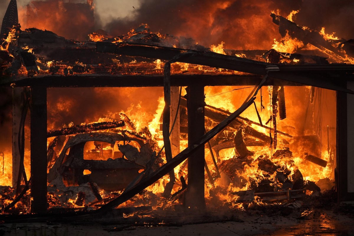 Southern California Wildfire Forces Thousands to Flee Amid High Winds ...