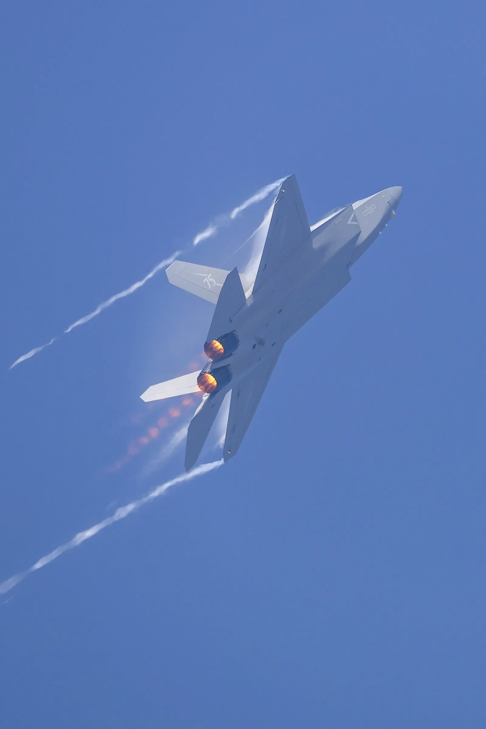 China Unveils Stealth Jets To Rival US Air Force’s F-22 and F-35 ...