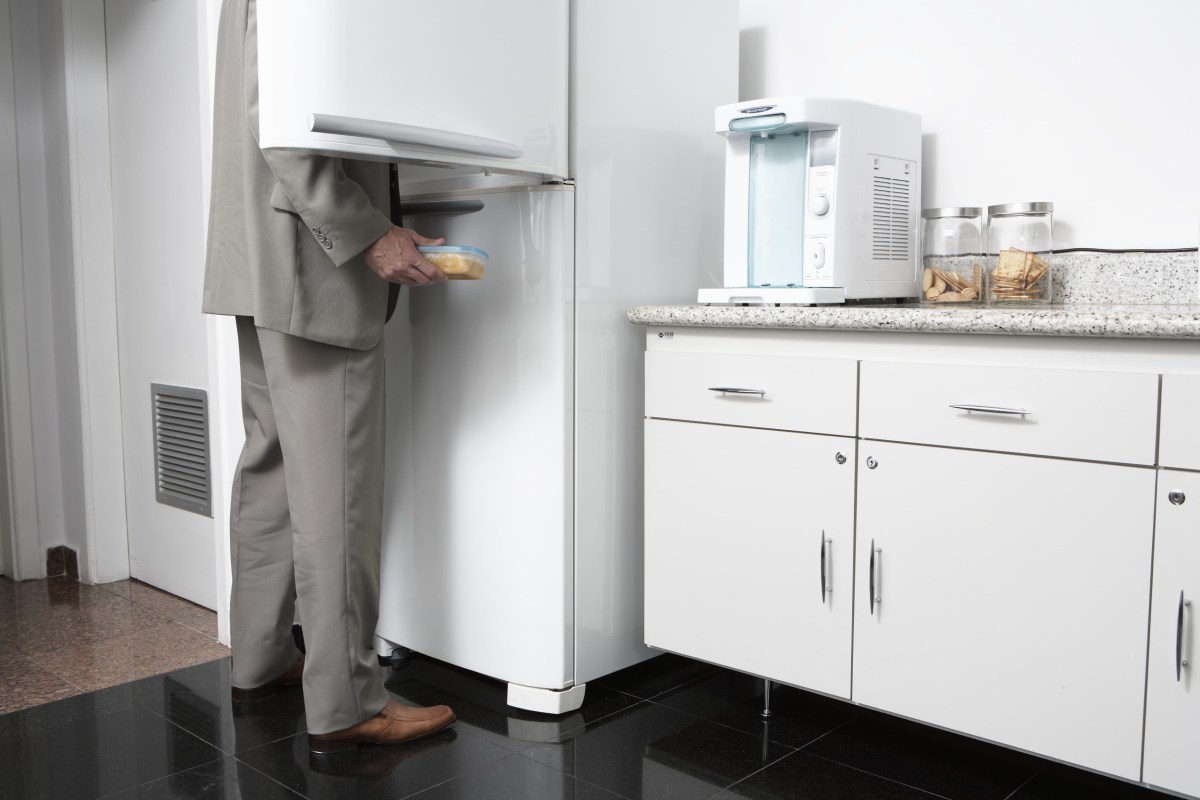 Man Opens Fridge at Work—Shock at What He Discovers: ‘Sucks’