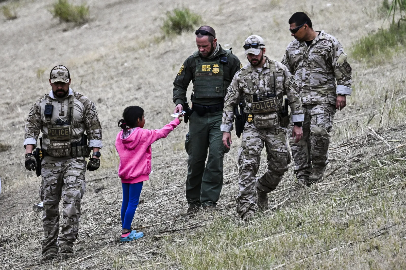 Girl, 4, Among 100 Unaccompanied Migrant Children Found at Border ...