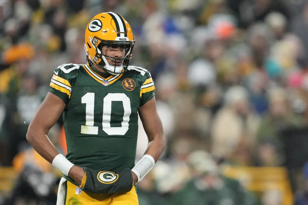 Packers' Jordan Love Exits Game After Suffering Apparent Throwing Hand ...