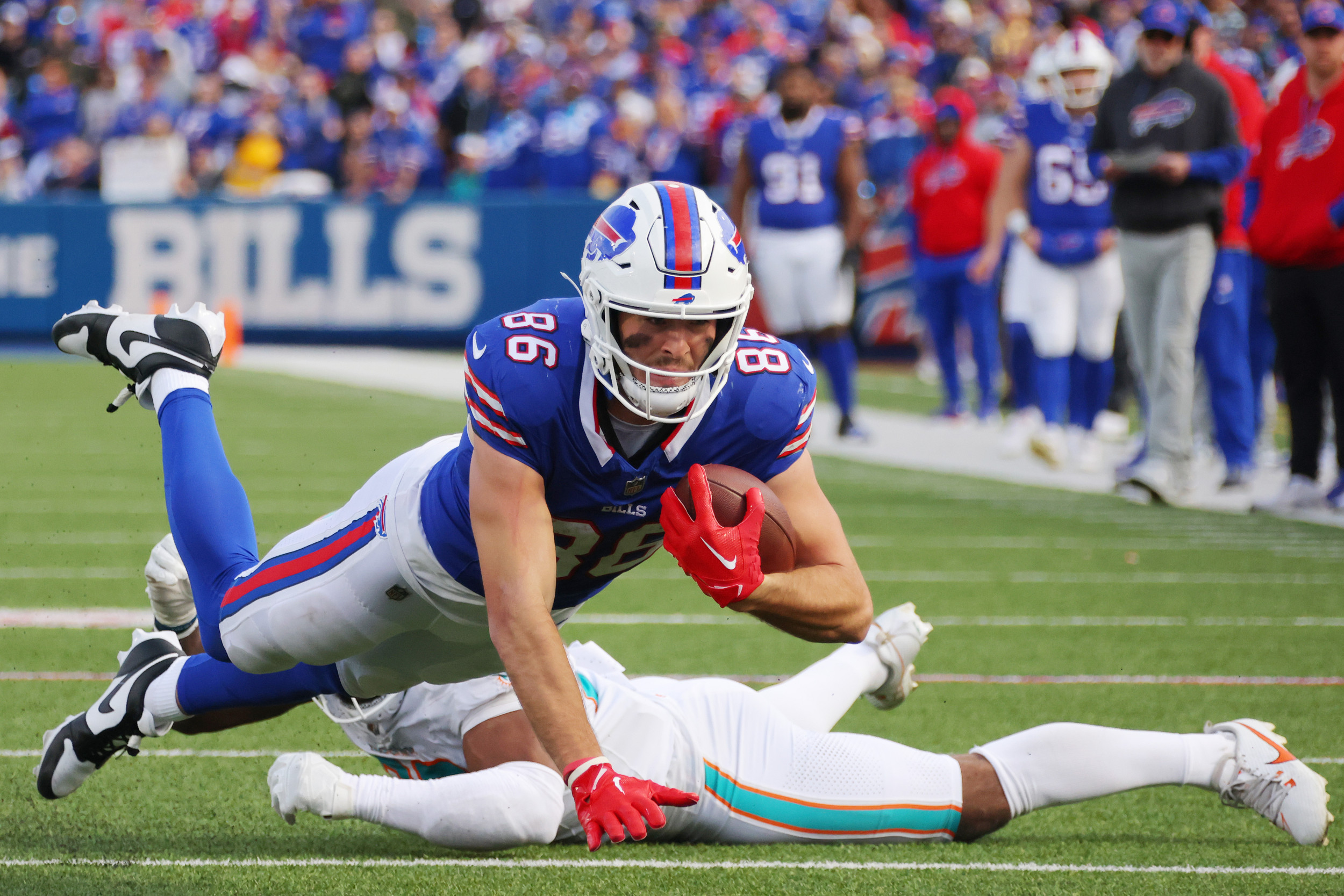 Bills' Dalton Kincaid Exits Dolphins Game With Concerning Leg Injury