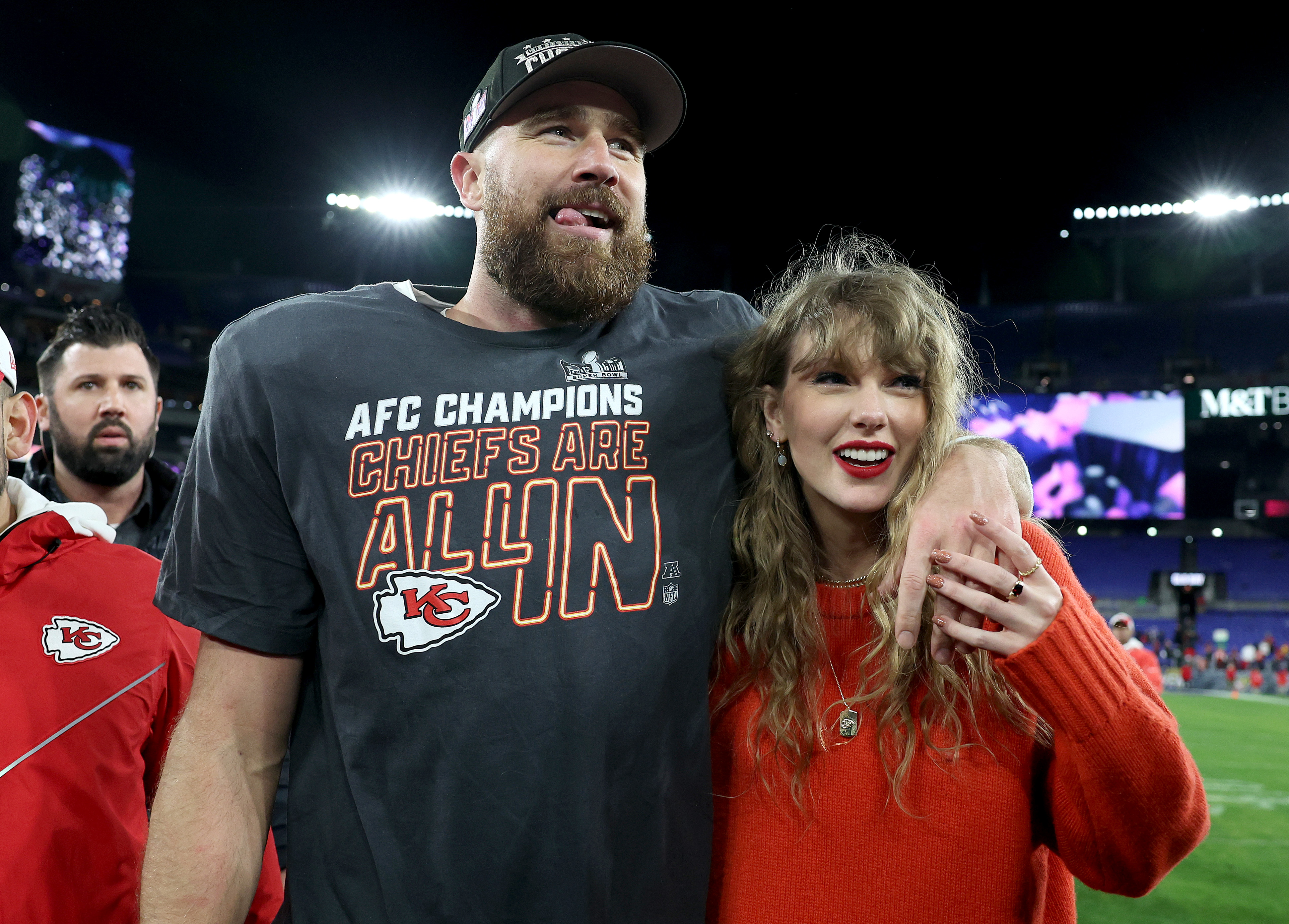 Imagem ilustrativa sobre Taylor Swift celebra touchdown de Travis Kelce no Arrowhead com tank de $40 e agita a torcida