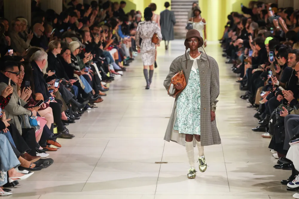 What Is a ‘Man Repeller’ Outfit? Young Women Driving Fashion Trend ...