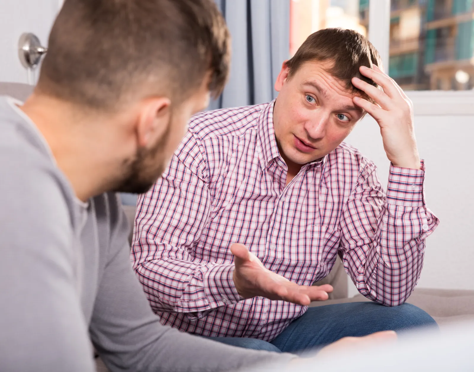 due uomini che litigano