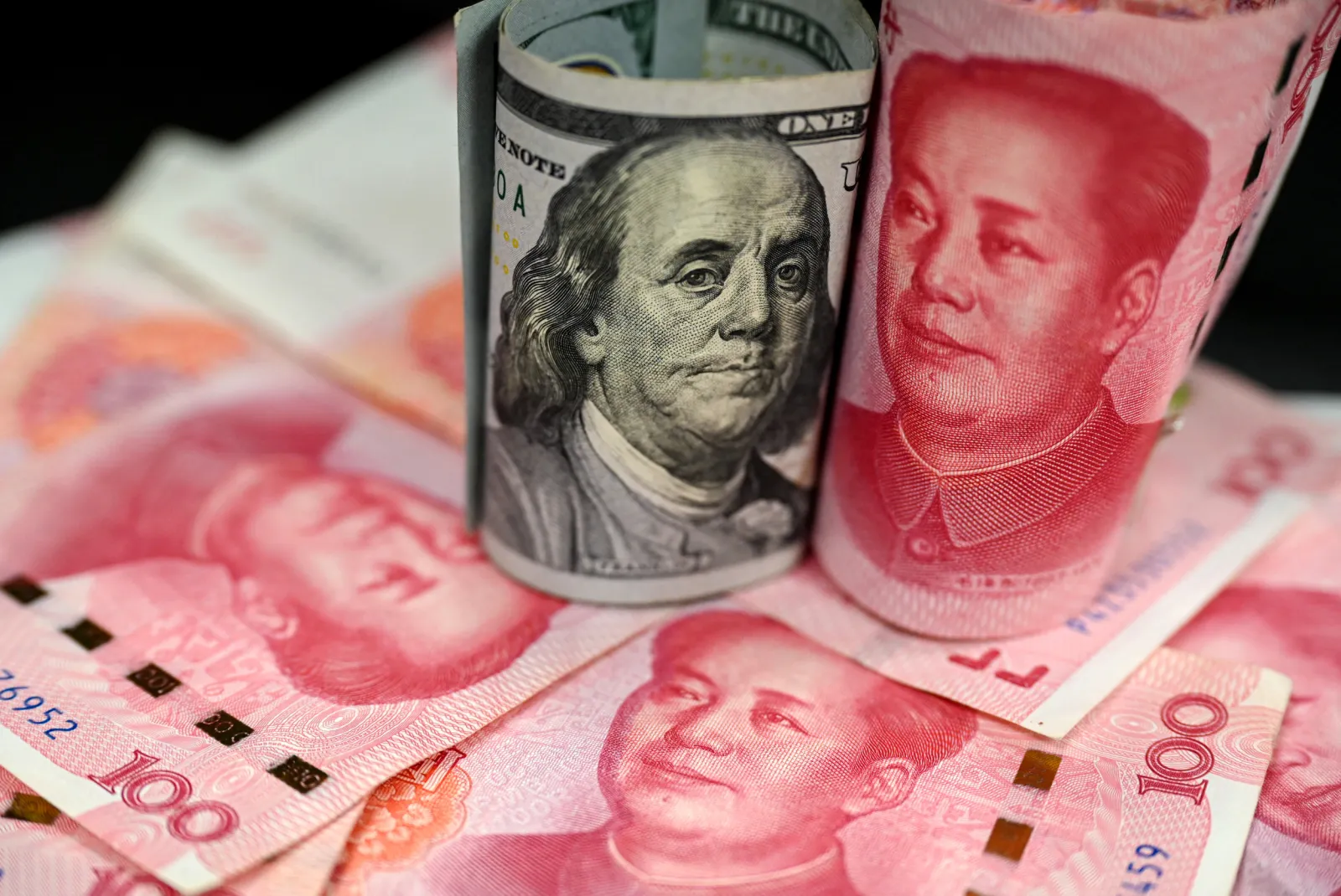 Yuan Sinks to 17-year Low as Trump Excludes China From Tariffs Pause