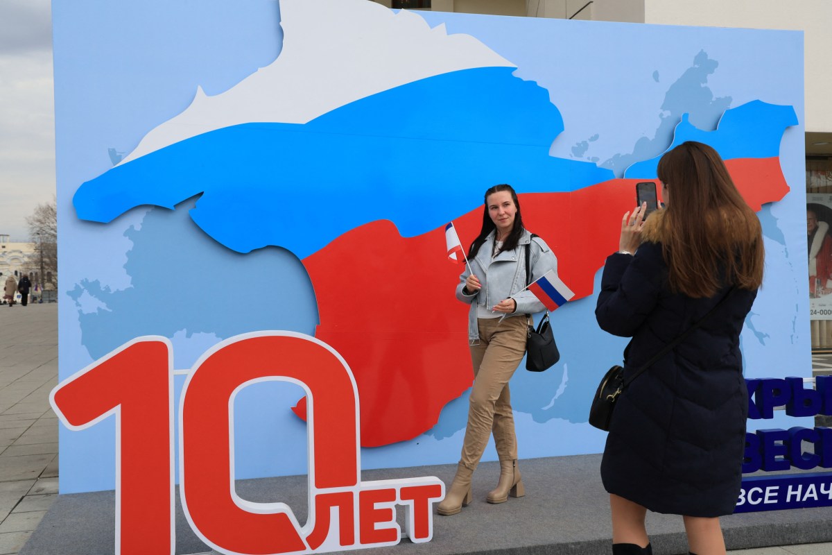 Russia Intensifies Defense in Crimea Amid Ukrainian Attacks and U.S. Peace Deal Controversy