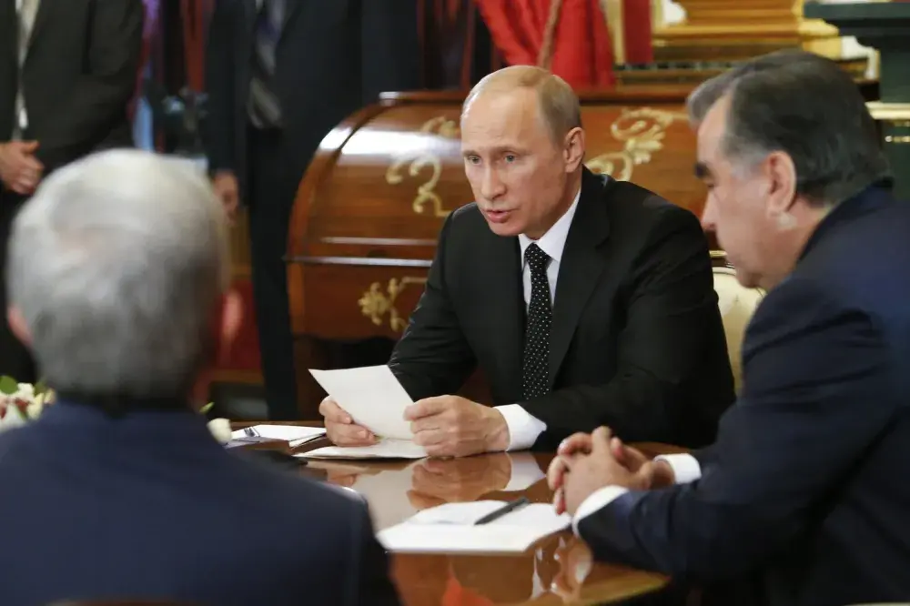 Putin Holds Peace Talks With Eurasian Leaders, As New Conflict Looms