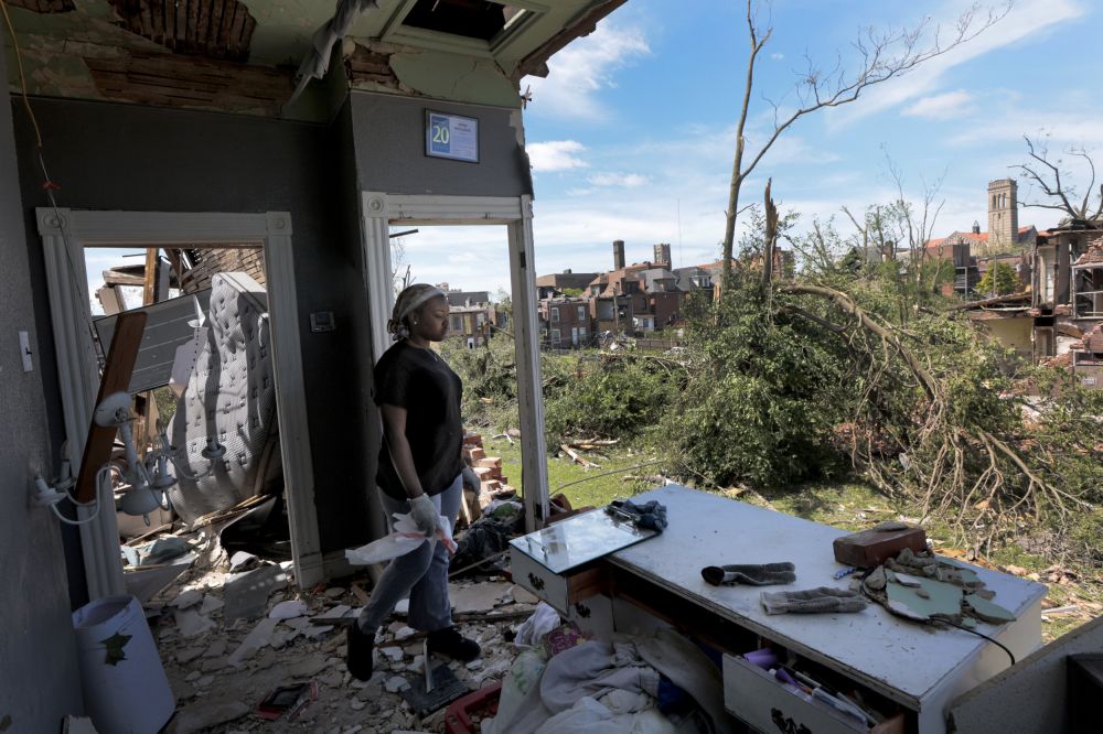 Kansas Tornadoes: Massive Wedge Videos Spread Online Amid Devastation ...