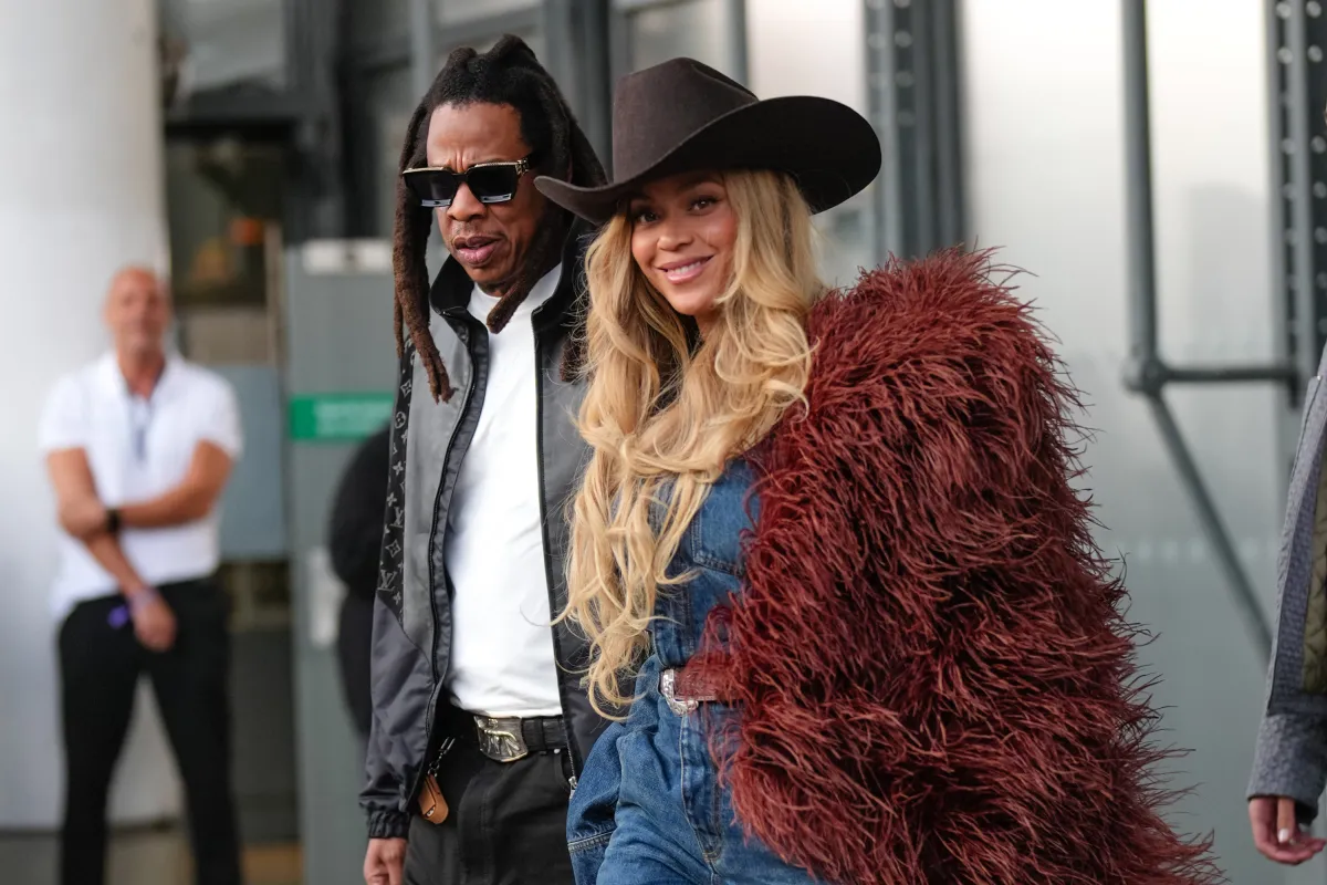 Moment Beyoncé Warns Crew About Concert Malfunction Caught on Camera ...