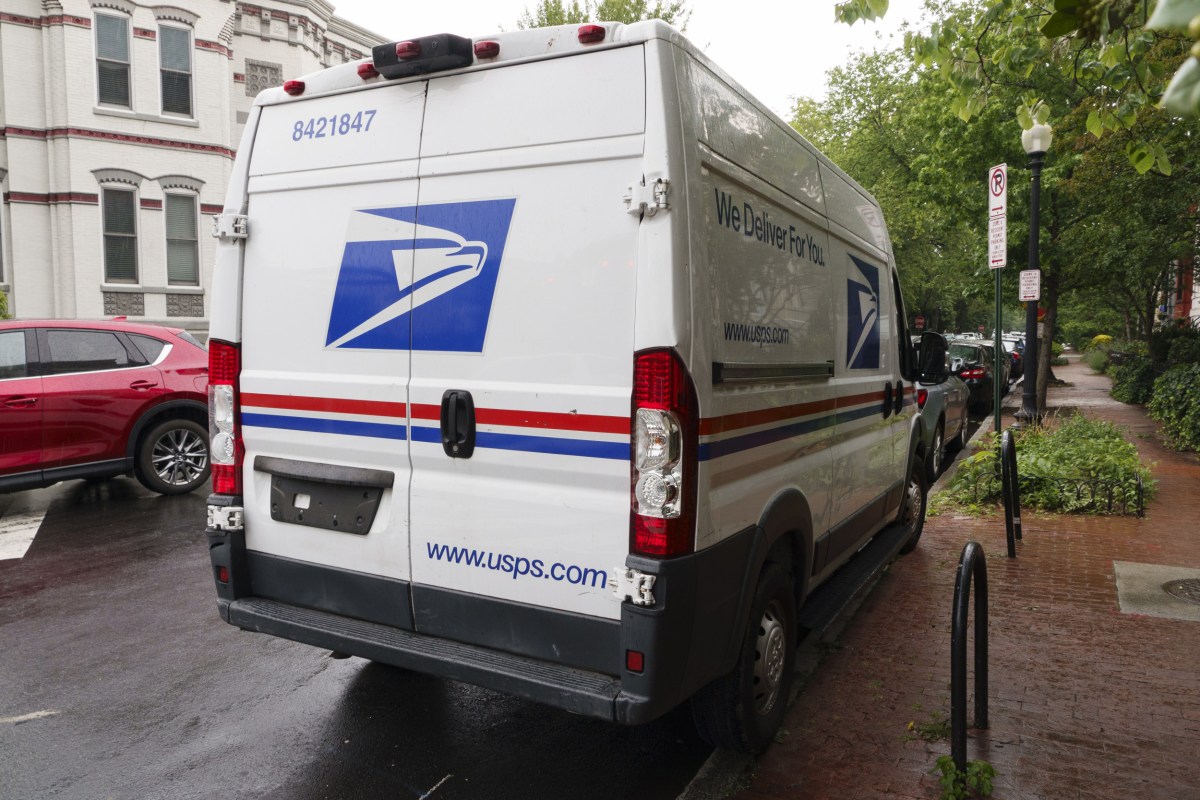 does-mail-run-on-july-4th-post-office-fedex-ups-hours-explained