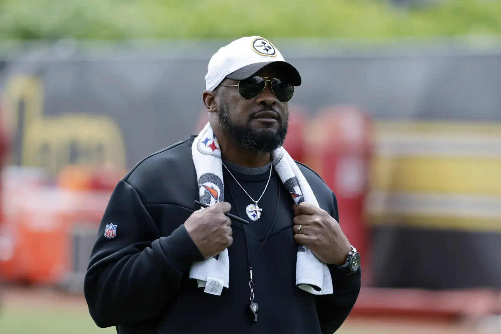 BREAKING NEWS: Mike Tomlin and the steely spirit amid the AFC North crisis: Steelers rise to the top. Amidst the chaos of the AFC North with injuries, failures and mounting pressure, Mike Tomlin once again proved why he is the soul of the Pittsburgh Steelers. Under his disciplined and courageous leadership, the black-and-yellow team rose strongly, overcoming doubts to rise to the top of the rankings. No flashy, no noisy — Tomlin chose to respond with victory, with the "Steel Curtain" spirit that never fades...