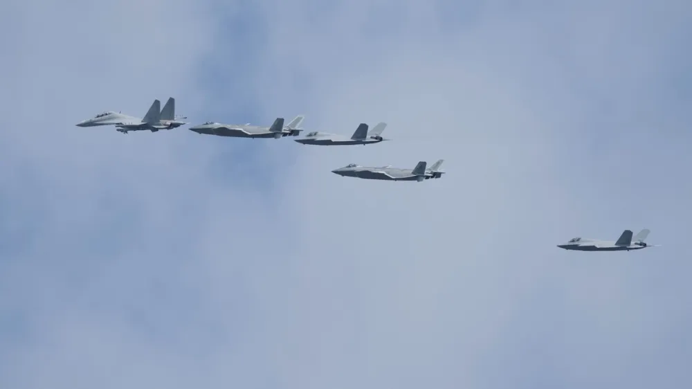 China Stealth Fighter Rival to US F-35 Seen in Sky, Images Appear to ...