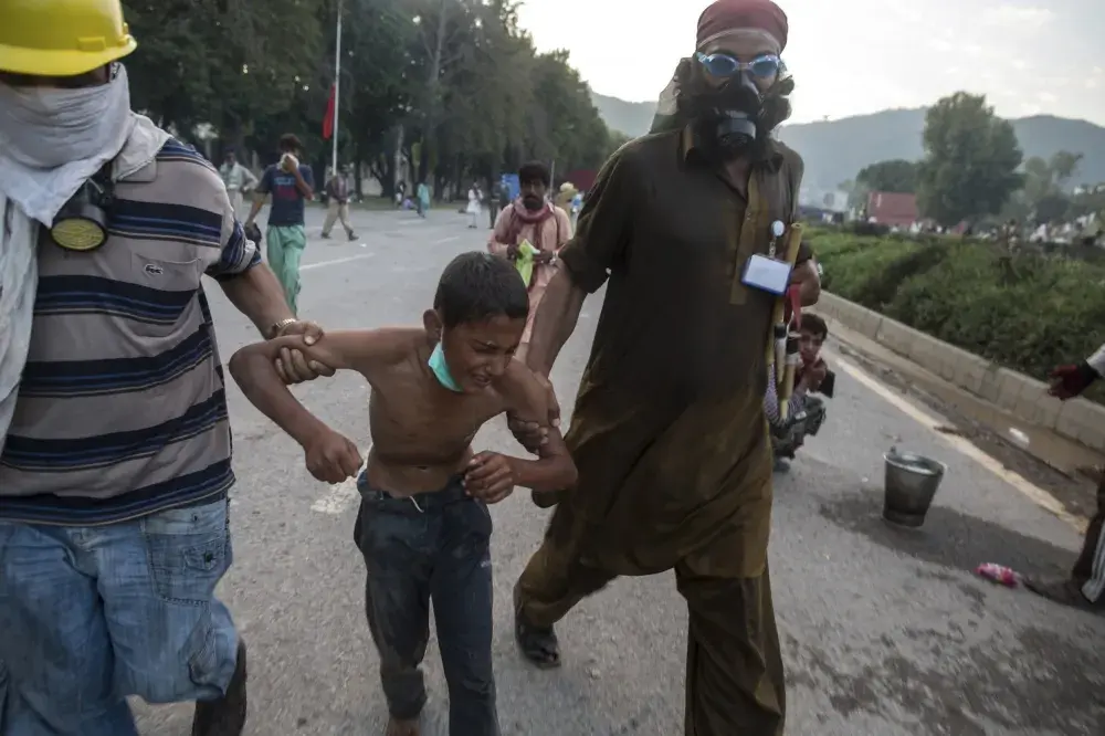 Soldiers Retake Pakistani State TV as Protesters Clash With Police