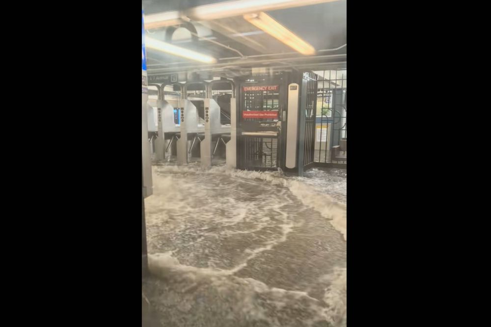 NYC Subway Car Filling With Water As City Floods Goes Viral - Newsweek