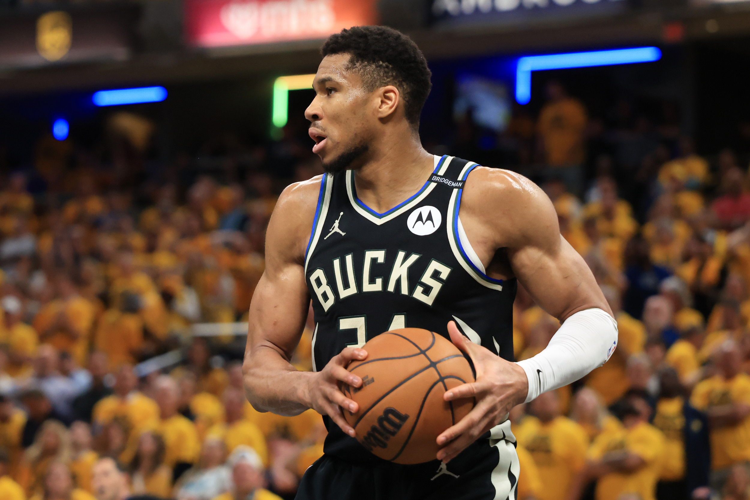 Milwaukee Bucks Receive Worrying Giannis Antetokounmpo Update