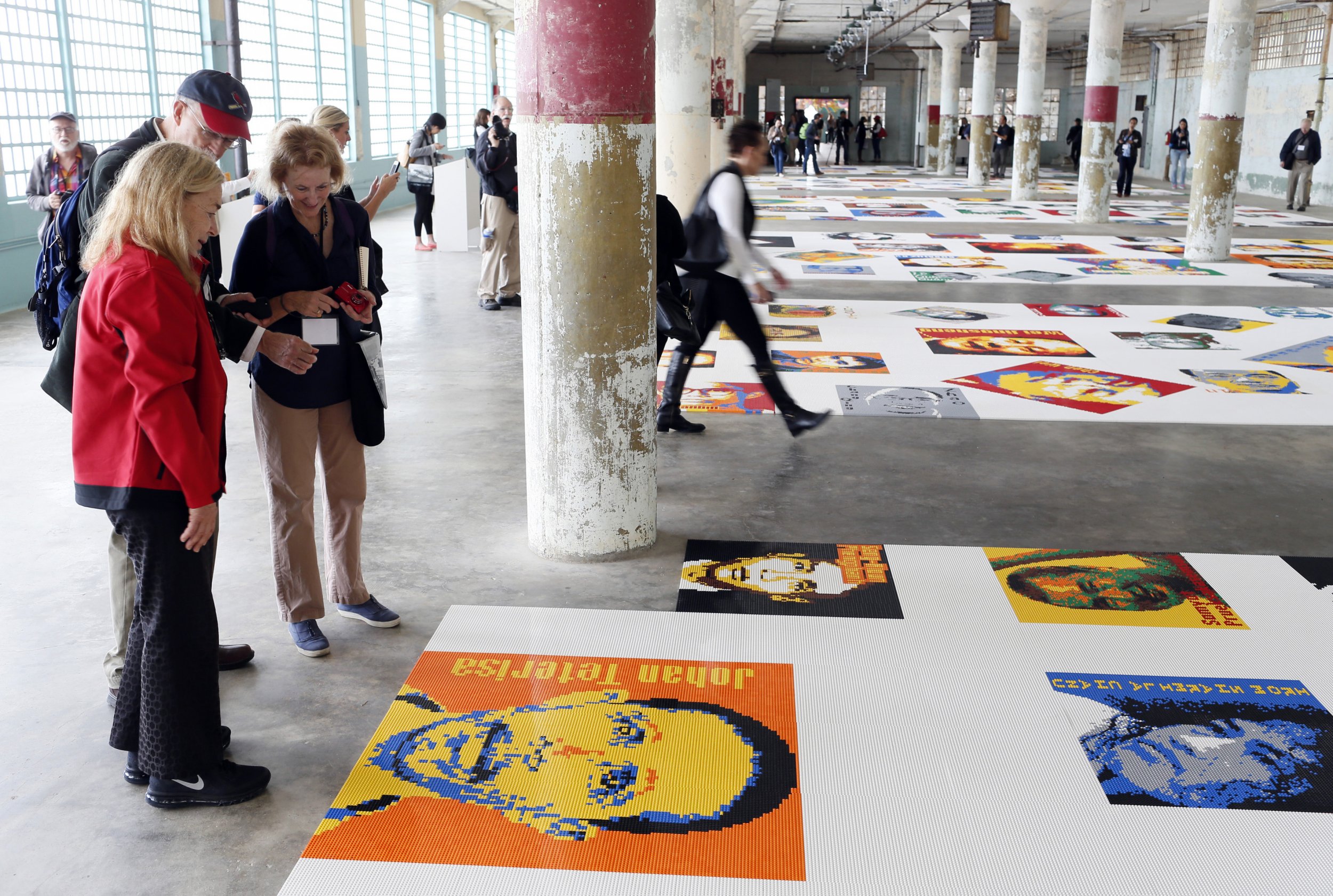 AIサイン入り 販促ポスター ViVa A.I. 2009年 Ai Weiwei's @Large Exhibit Opens at Alcatraz - Newsweek
