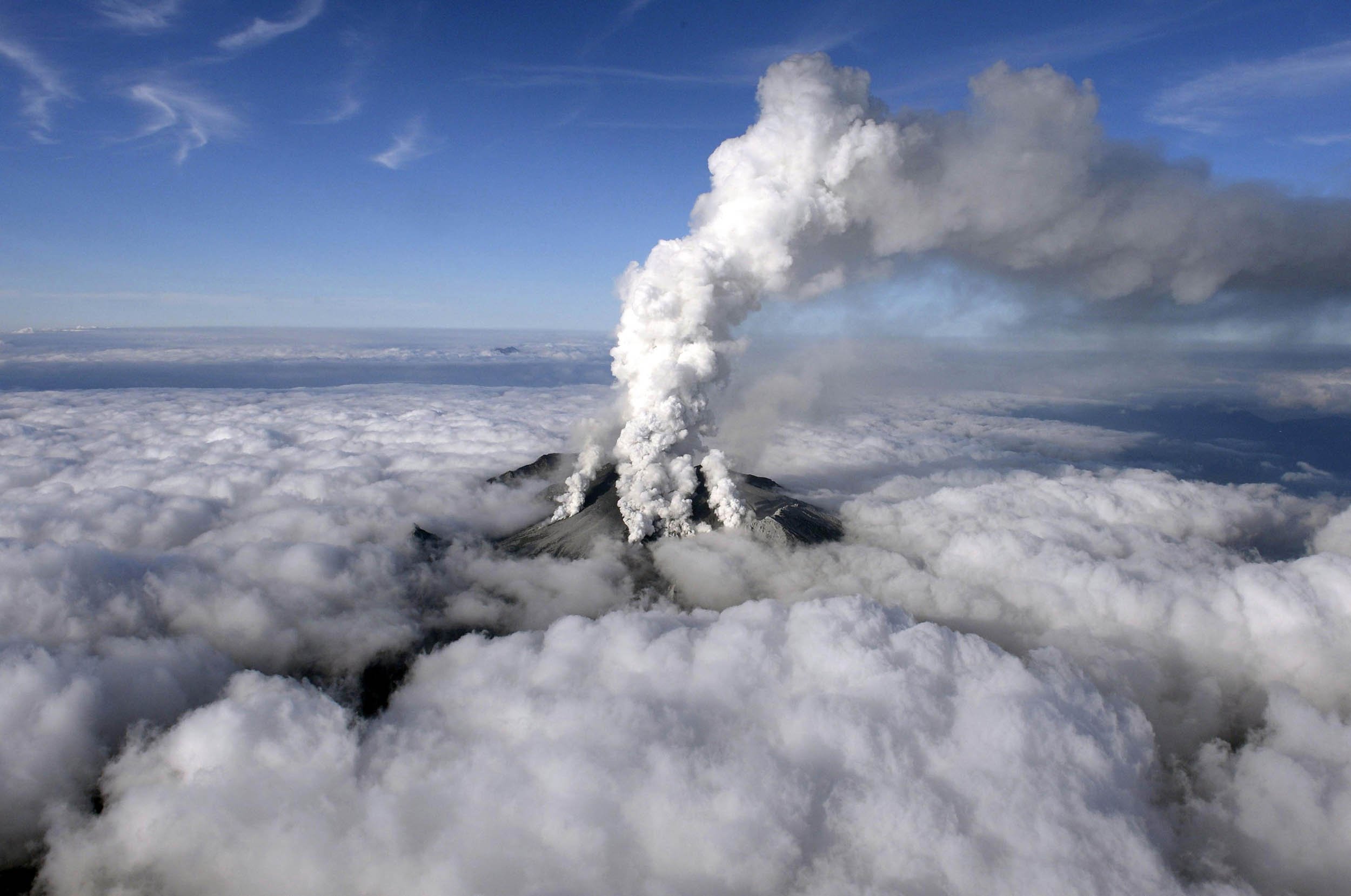 n*0様 Volcanic  Photos: Toxic Gases Stop Rescue Mission at Japanese Volcano Mount