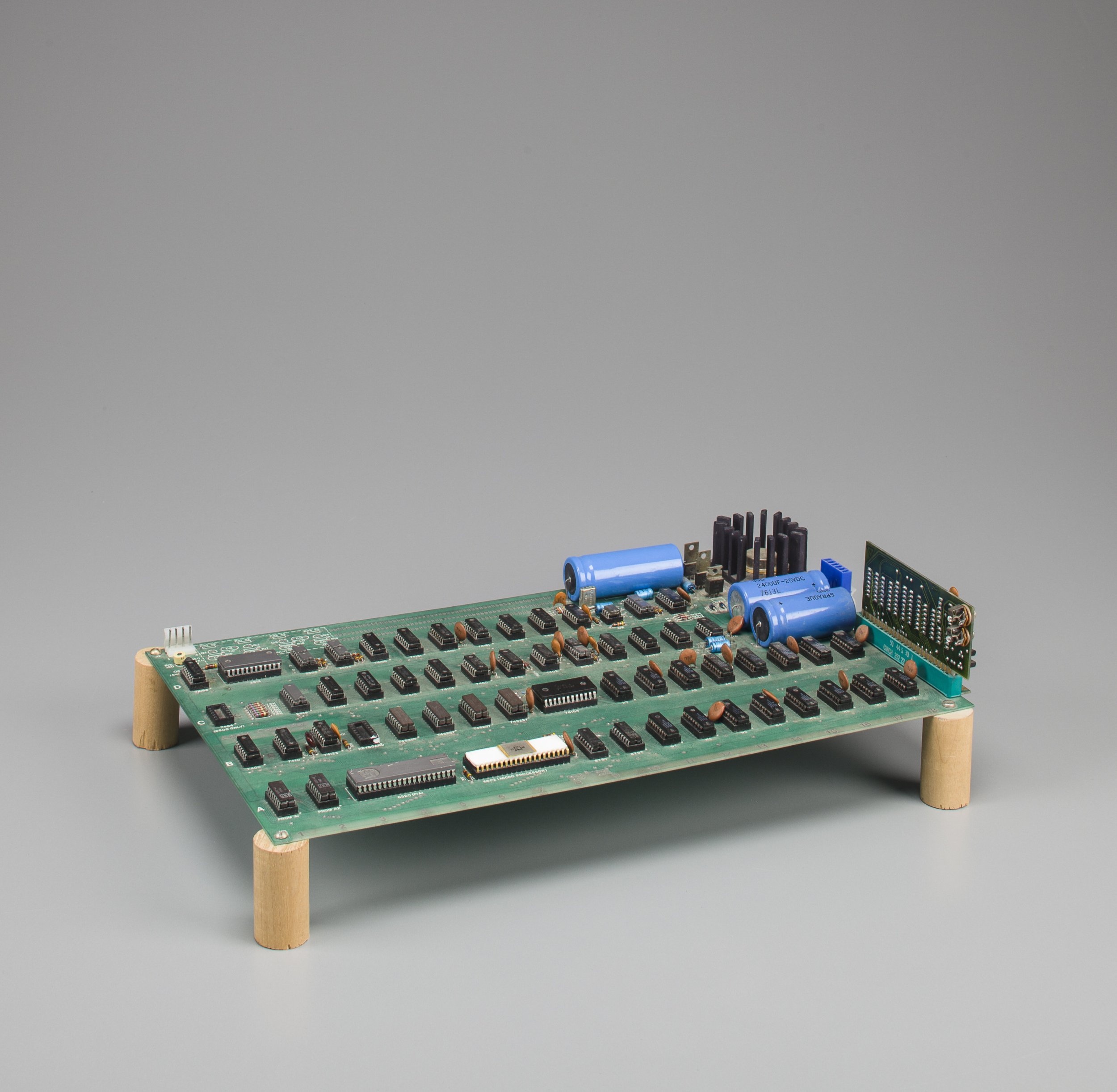 1976 Apple-1 Computer Sells for Record $905,000 at NYC Auction