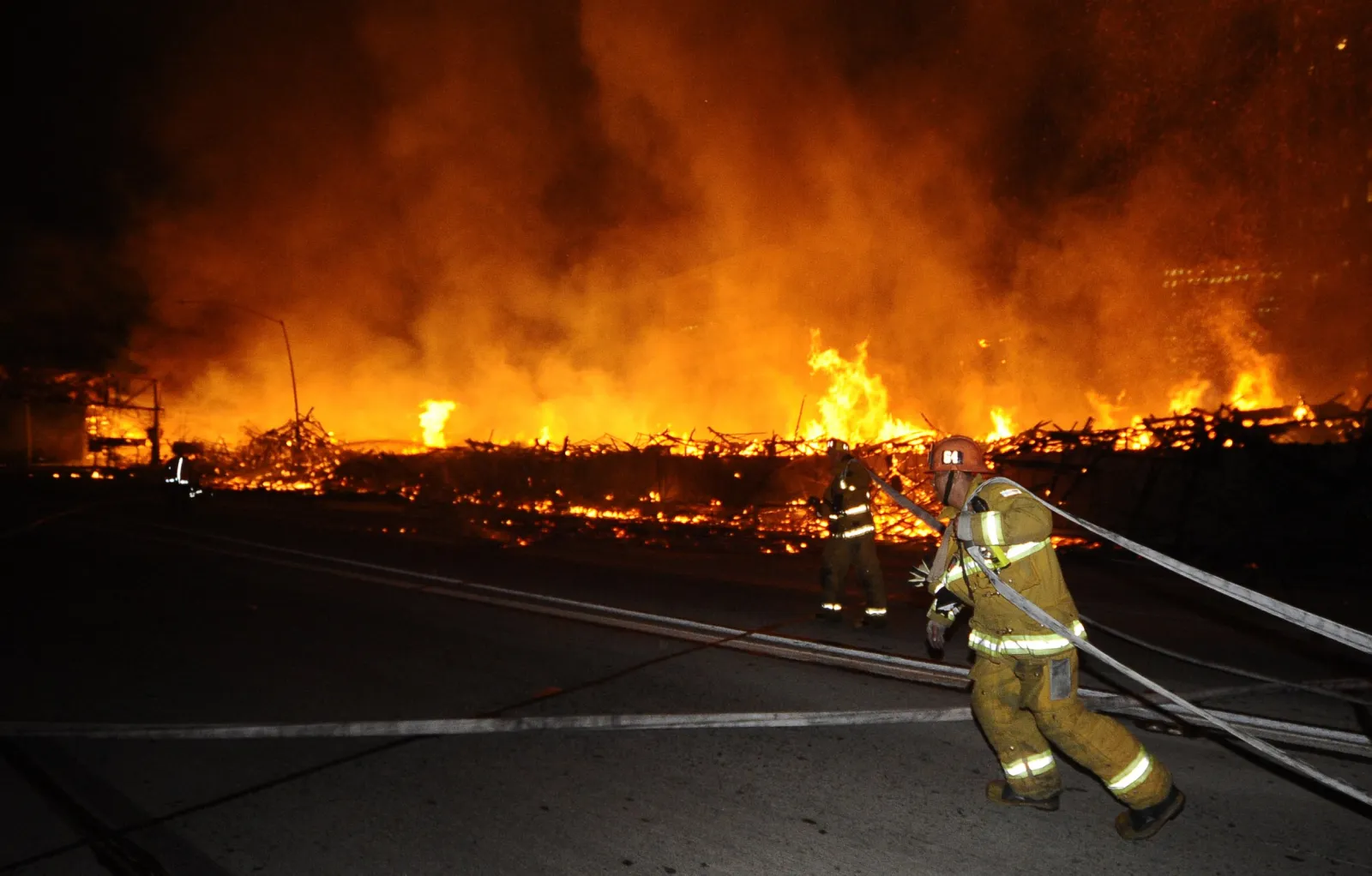 Photos: Massive Fire Rips Through Los Angeles Building - Newsweek
