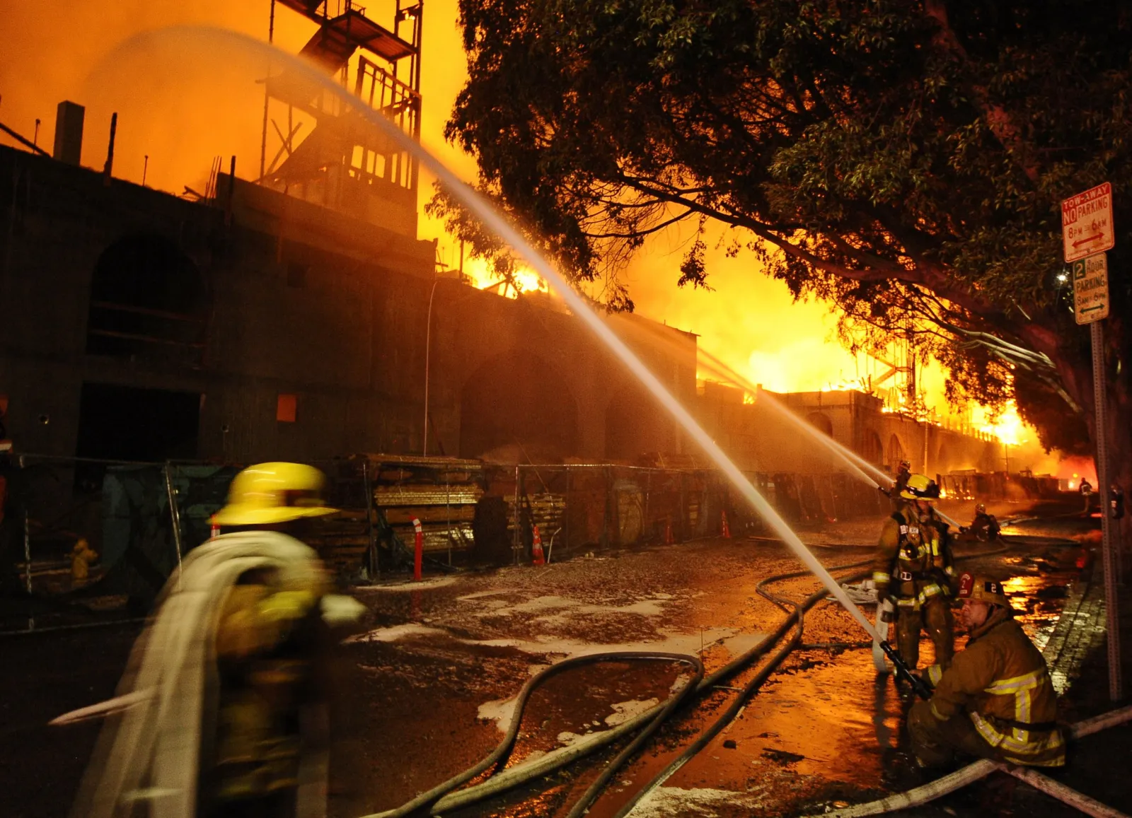 Photos: Massive Fire Rips Through Los Angeles Building - Newsweek