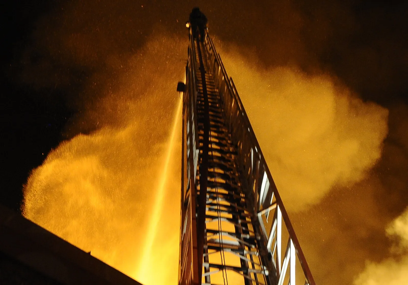 Photos: Massive Fire Rips Through Los Angeles Building - Newsweek