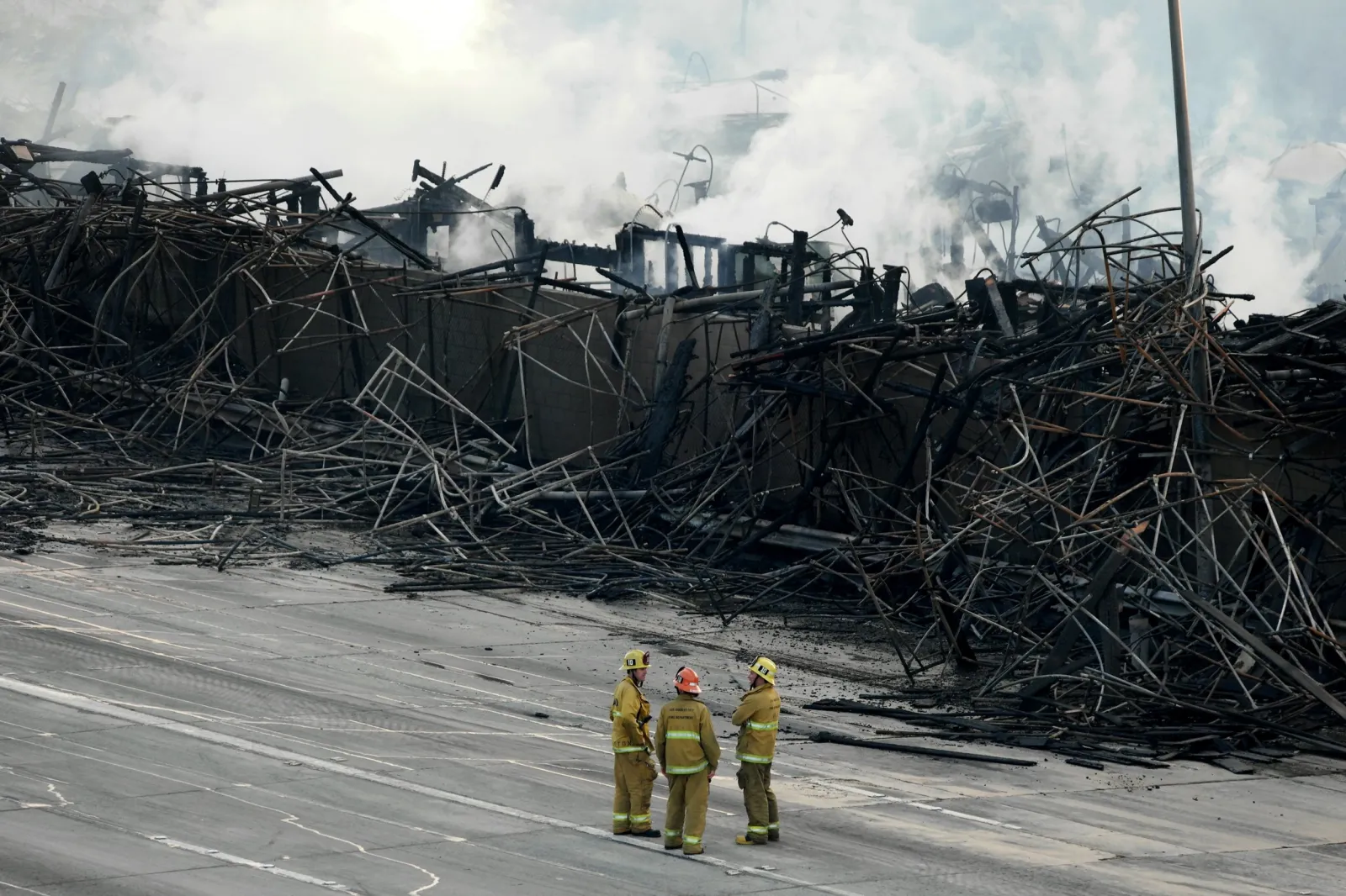 Photos: Massive Fire Rips Through Los Angeles Building - Newsweek