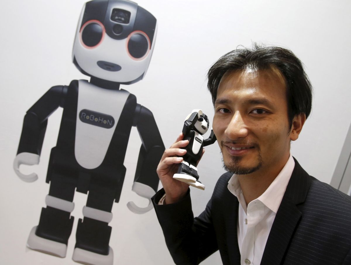 SHARP RoBoHoN 可動式ロボット Watch: The Human-Shaped Robot Smartphone That Dances, Texts and