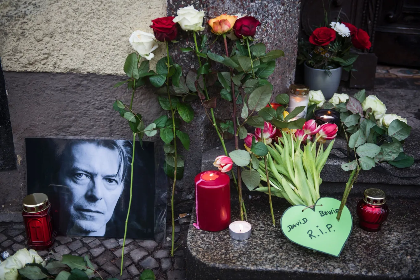 David Bowie: Tributes Flood In at the News of His Death - Newsweek