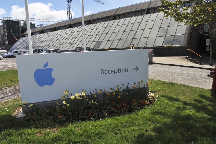 Apple Disaster Apple Bomb Scare: 5,000 Staff Evacuated from European Headquarters ...