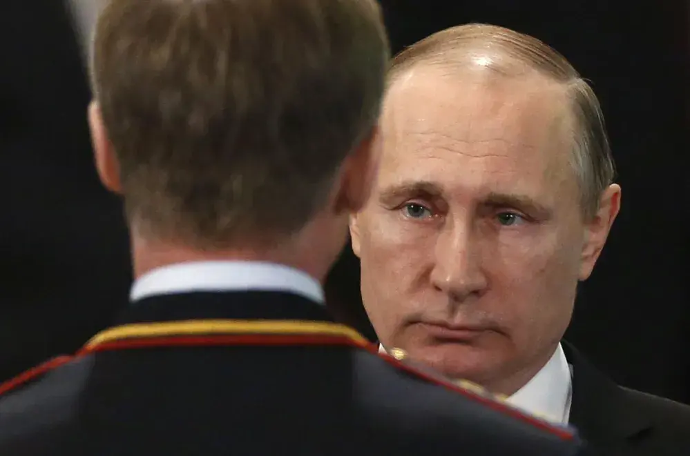 Putin Kissing Wilders Poster Banned by Dutch Rail